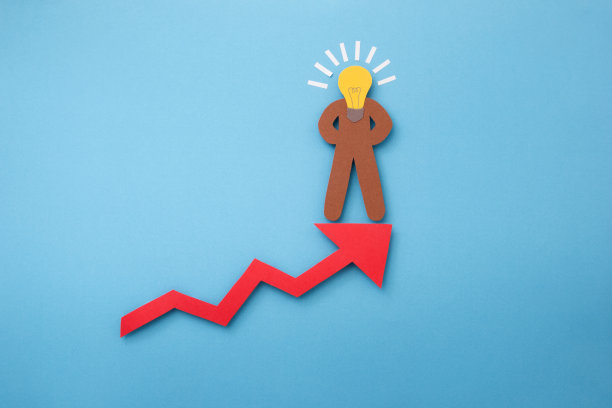 一个头像灯泡的人站在蓝色背景上用剪纸做成的红色箭头上。图片下载