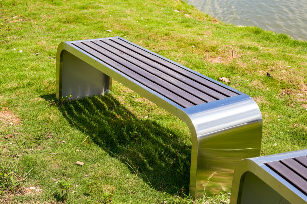 户外公园不锈钢金属长凳特写图片下载