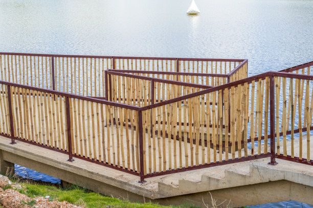 公园湖滨休闲走廊图片下载