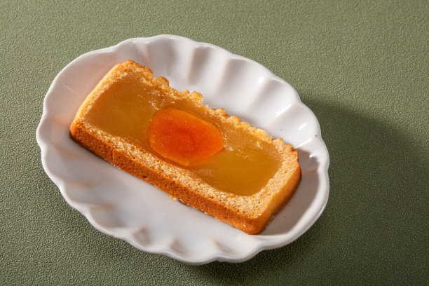 粤式传统蛋黄莲蓉月饼为中国中秋节，翻译:蛋黄莲蓉。图片下载