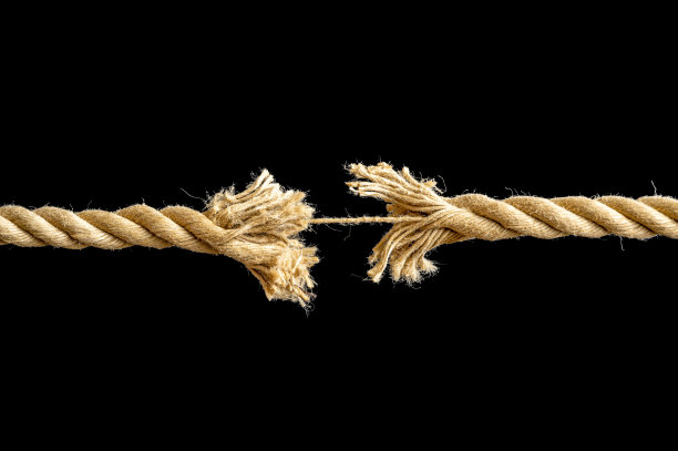 黑色背景下断裂前的绳索图片下载