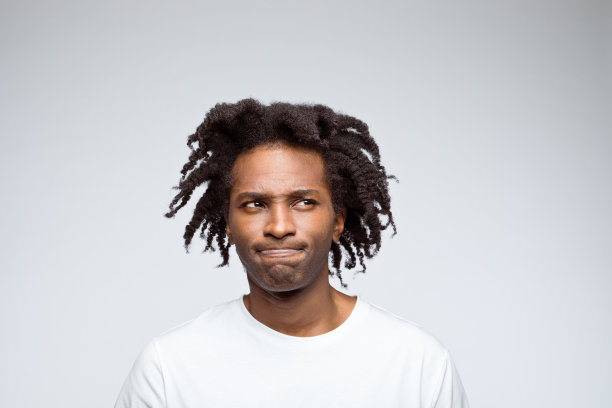 穿着白色t恤的困惑男人的肖像图片下载