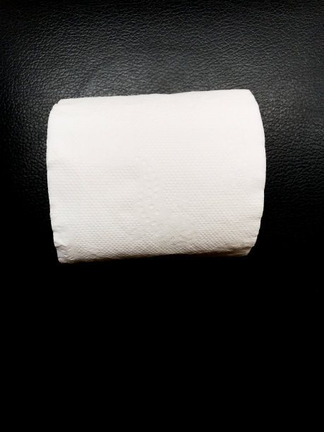 白色厕纸一张，黑色背景或孤立图片下载