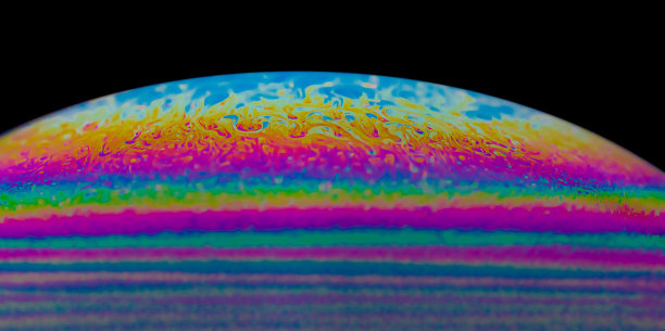 鲜艳的彩虹色宏观肥皂泡创造迷幻的图案，在光圆顶洗涤店和洗涤剂泡沫图片下载