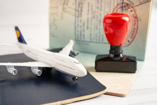 经批准盖章的签证和护照文件在国内机场入境。图片下载