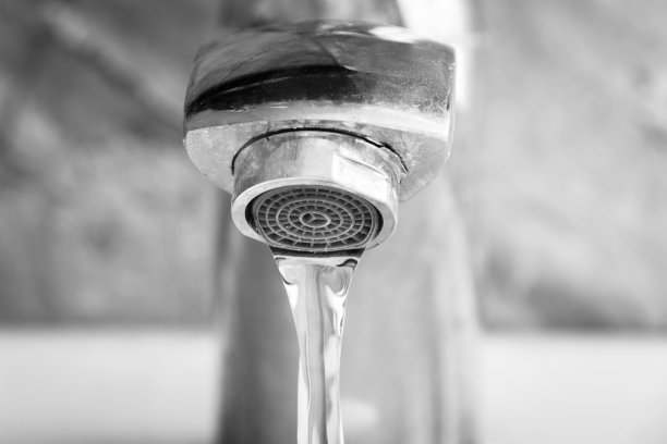 从水龙头流出的水的特写图片下载