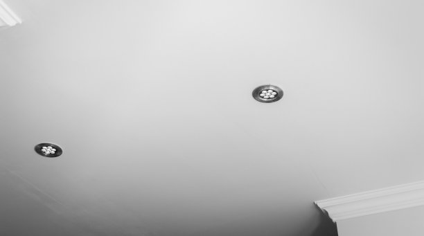 天花板上的现代灯泡图片下载