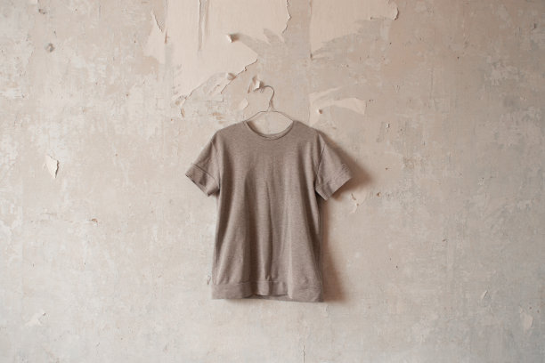 白墙上挂着一件灰色的女夹克图片下载