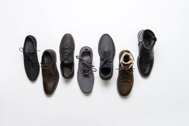 白色背景上的男士鞋子，适合不同季节的男士鞋类，男士靴子时尚系列，鞋店广告促销概念，平铺俯视图片下载