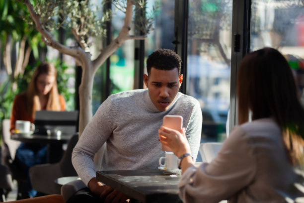 两个朋友在餐馆里聊天，微笑着喝茶。不同国籍的商务同事下班后或在咖啡厅休息时开会。在后台工作的自由职业者…图片下载