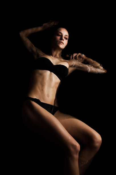 漂亮的白人女孩穿着泳衣躺在水里…图片下载