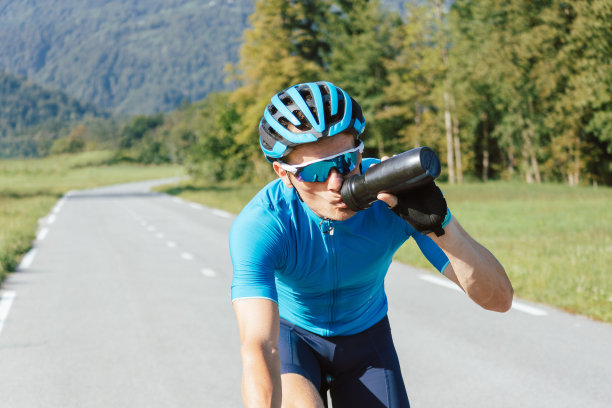 男骑车人喝水，跟踪射击。图片下载