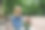 一个女孩在公园里自拍。一位时尚女孩用智能手机自拍图片下载