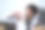 由于工作压力大，30多岁的人在回家后还可以单手喝一杯威士忌图片下载