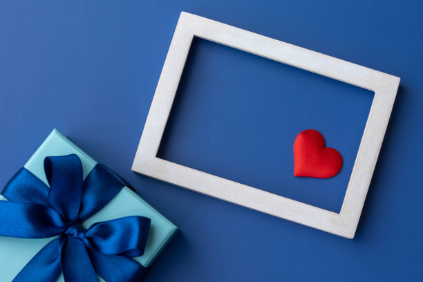 蓝丝带的图像与框架和礼物在盒子里，顶视图图片下载