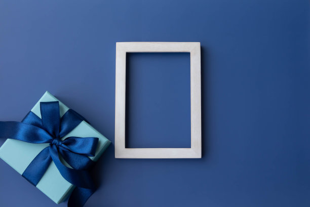 蓝丝带的图像与框架和礼物在盒子里，顶视图图片下载
