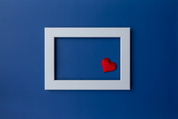 蓝色平原背景与框架和心，顶视图图片下载