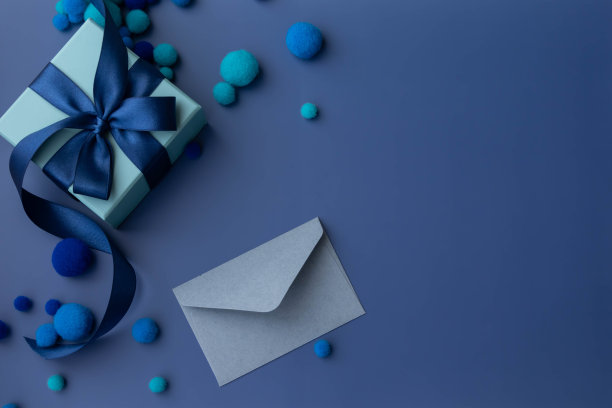 礼品的形象，在蓝丝带盒子，顶视图图片下载