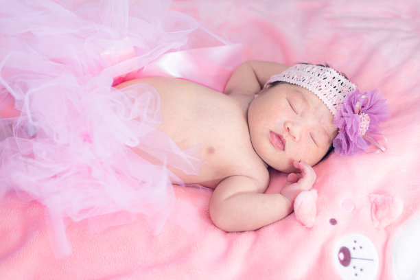 穿粉红色裙子的小女孩，穿粉红色裙子的小女孩。有选择性的重点。各位，穿着粉色芭蕾舞裙的女婴刚出生图片下载