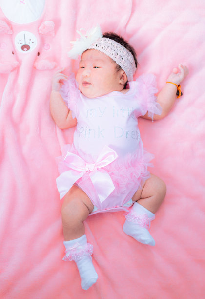 穿粉红色裙子的小女孩，穿粉红色裙子的小女孩。有选择性的重点。各位，穿着粉色芭蕾舞裙的女婴刚出生图片下载