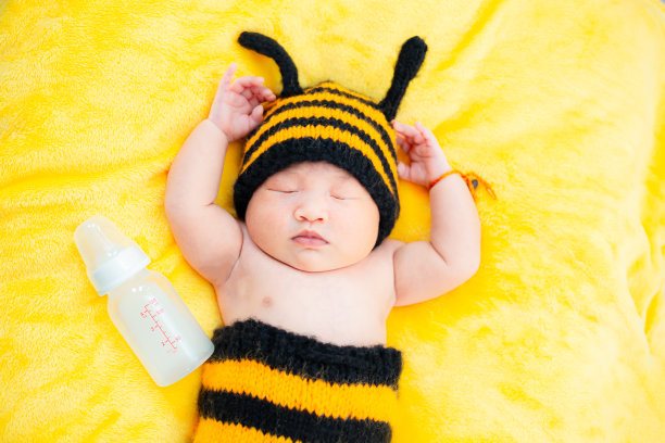 亚洲女婴穿着蜜蜂服装，婴儿穿着蜜蜂服装，新生儿穿着蜜蜂服装。新生儿概念照，图片下载