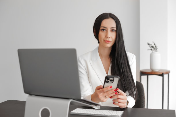 在办公室或家里使用电脑的女性图片下载