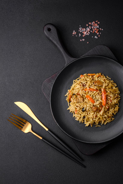 美味的乌兹别克肉饭，有鸡肉、胡萝卜、野莓、香料和香草图片下载