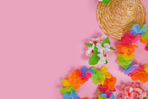 明亮的花蕾项链和夏日草帽图片下载