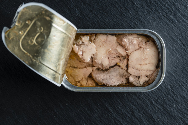打开罐头与鳕鱼肝黑色背景，特写，顶视图图片下载