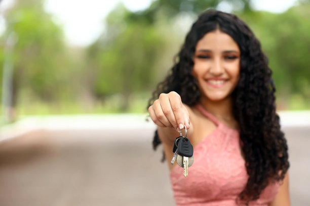 有第一辆车钥匙的女孩图片下载