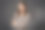 在黑暗的背景下，自信的年轻女子双臂交叉的特写图片下载