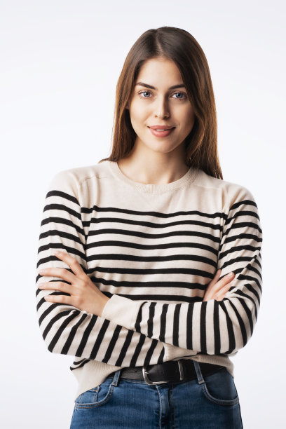 在白色背景下，自信的年轻女子双臂交叉的特写图片下载