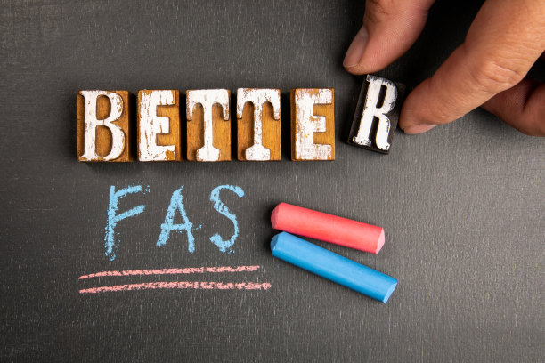 更好更快的概念。黑色黑板背景上的文字图片下载