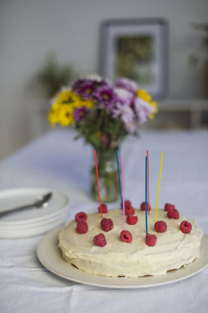 香草生日蛋糕配覆盆子图片下载