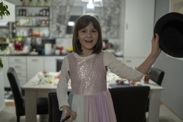 快乐女孩表演魔术图片下载