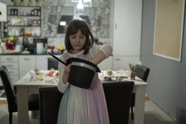 快乐女孩表演魔术图片下载