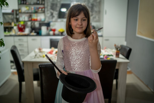 快乐女孩表演魔术图片下载