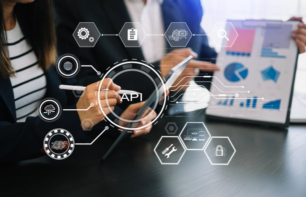 API应用程序编程接口，女性使用笔记本电脑，平板电脑和智能手机与虚拟屏幕API图标软件开发工具，现代技术和网络概念。图片下载