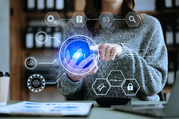 API应用程序编程接口，女性使用笔记本电脑，平板电脑和智能手机与虚拟屏幕API图标软件开发工具，现代技术和网络概念。图片下载