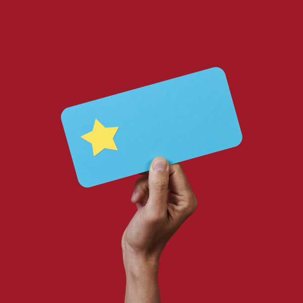 一个人拿着一个单星的牌子图片下载