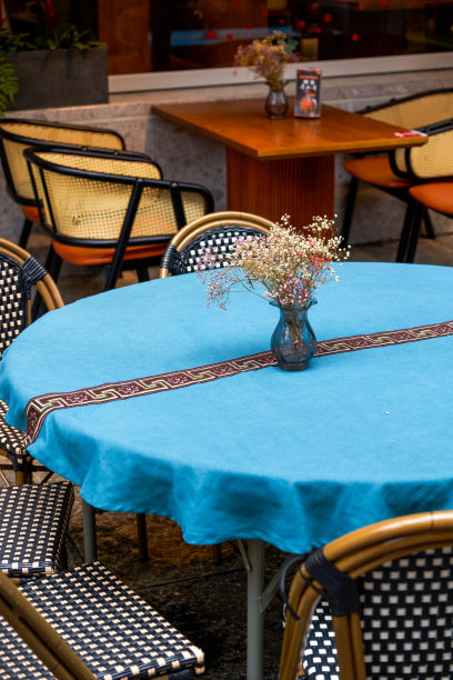 在一家民族餐馆的户外座位图片下载