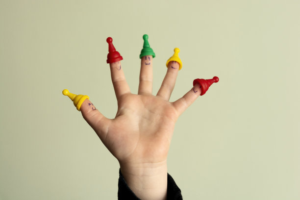 可爱的孩子手指白色的笑脸和塑料玩具图片下载