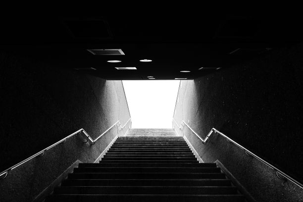 地铁楼梯的黑白照片。图片下载