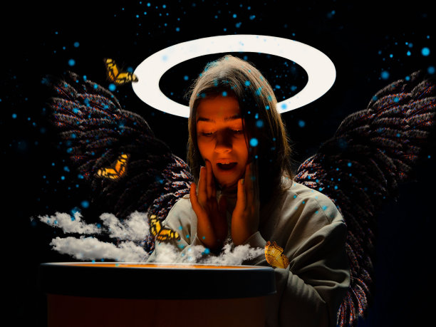 黑头发的女孩，长着天使的翅膀，周围有神奇的蝴蝶和蓝色的火花。图片下载