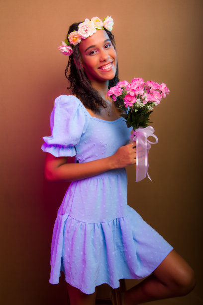 漂亮女孩的肖像，十几岁，穿着蓝色的衣服，头上戴着头饰，手里拿着一束花。图片下载