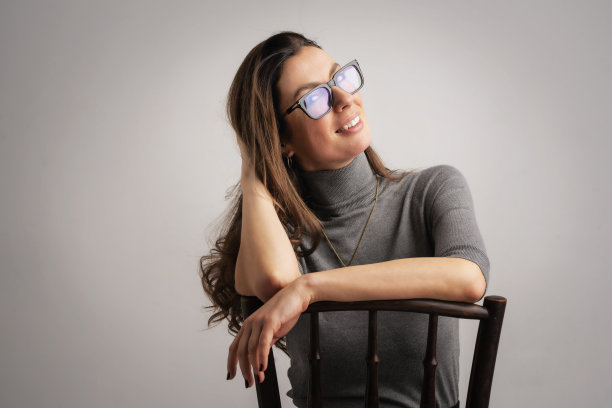 工作室的肖像迷人的黑发女子坐在椅子上孤立的背景图片下载