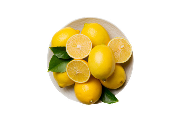 新鲜切柠檬和整个柠檬在圆形盘子隔离在白色背景。食品和饮料配料的准备。健康饮食主题俯视图与复制空间图片下载