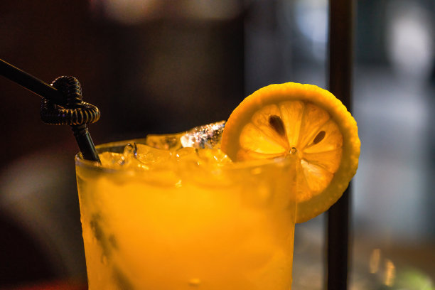 一杯冰镇清爽的柠檬茶图片下载