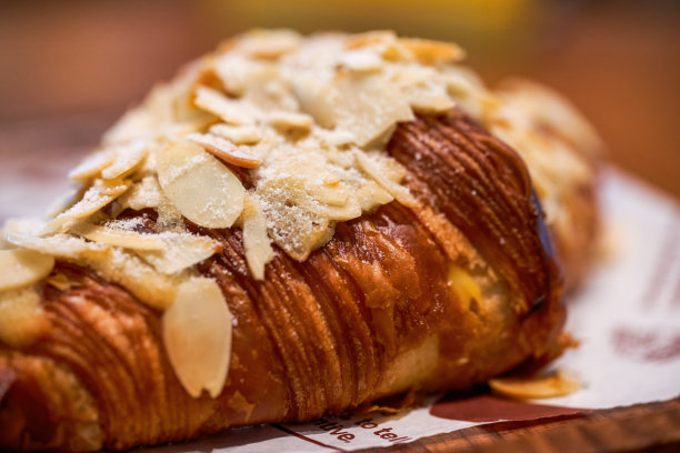 美味酥脆的法式杏仁羊角包图片下载