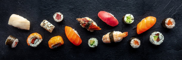 寿司头顶平铺全景。Rolls, maki, nigiri在黑色石板上图片下载